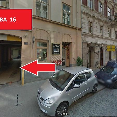 Apartment On Valova 16-2- 2 Minutes To Market Square Lviv Extérieur photo