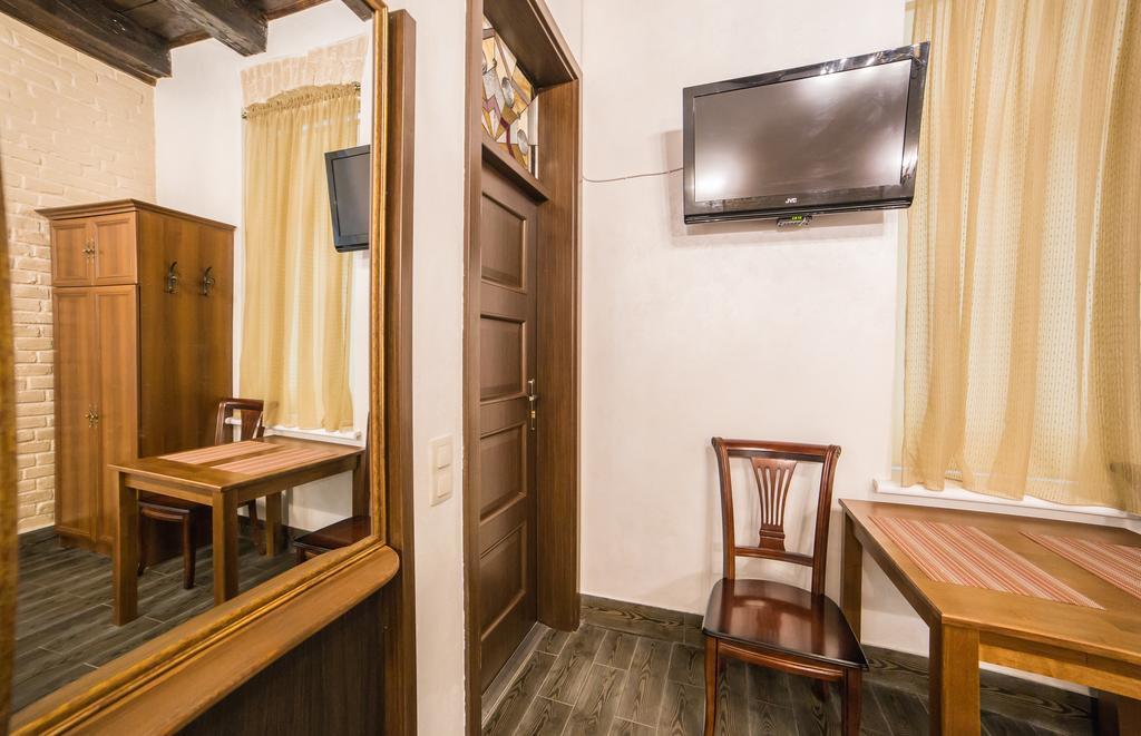 Apartment On Valova 16-2- 2 Minutes To Market Square Lviv Extérieur photo