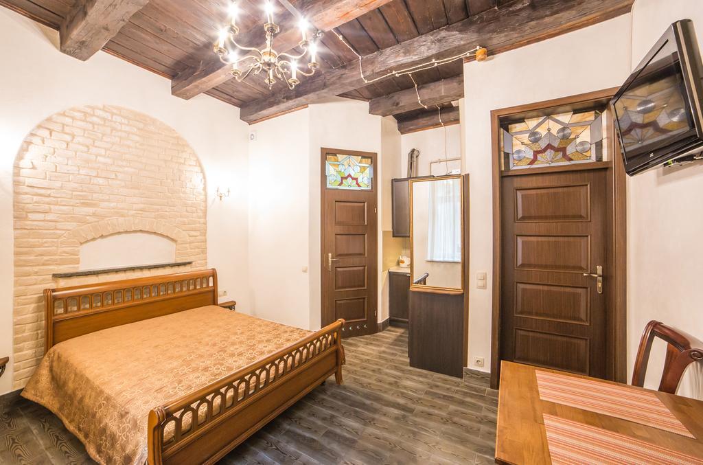 Apartment On Valova 16-2- 2 Minutes To Market Square Lviv Extérieur photo
