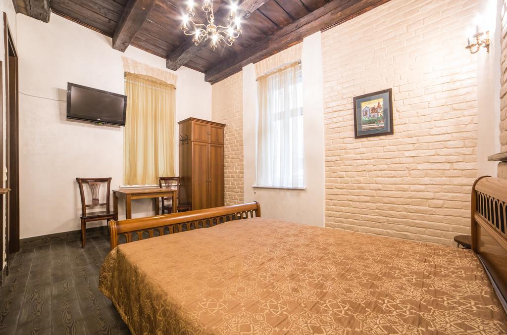 Apartment On Valova 16-2- 2 Minutes To Market Square Lviv Extérieur photo